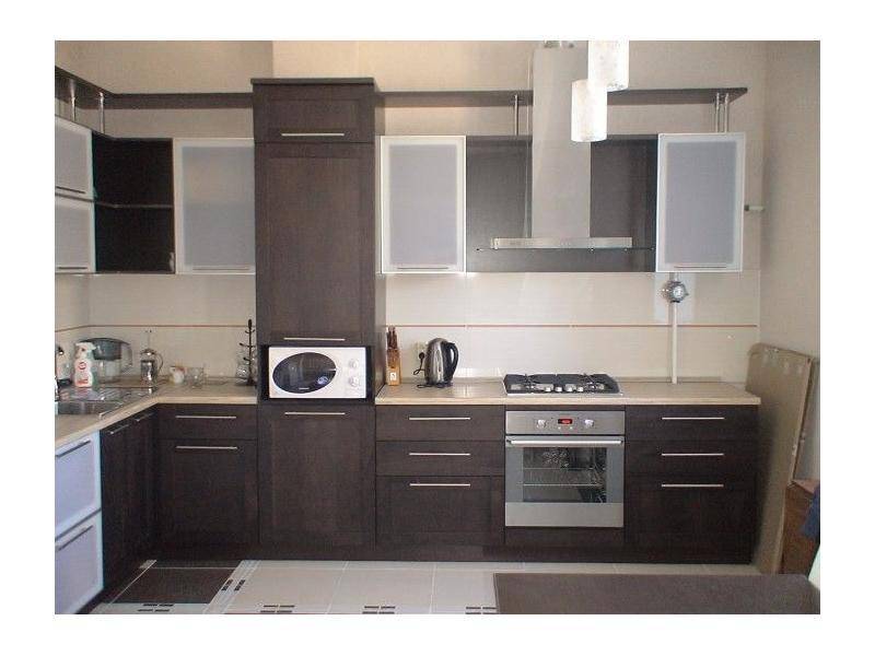 угловая кухня с фасадами из натурального дуба в Нижневартовске