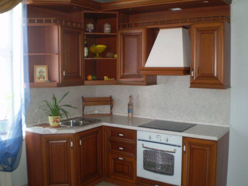 маленькая угловая кухня в Нижневартовске