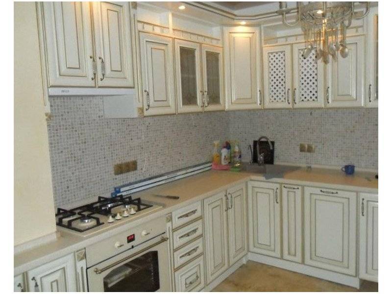 угловая кухня в классическом стиле в Нижневартовске