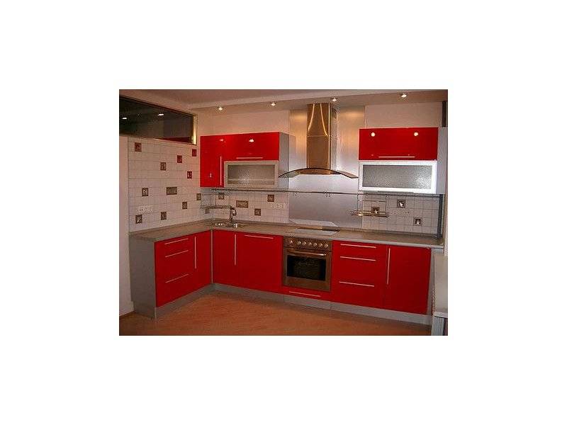 угловая красная кухня в Нижневартовске