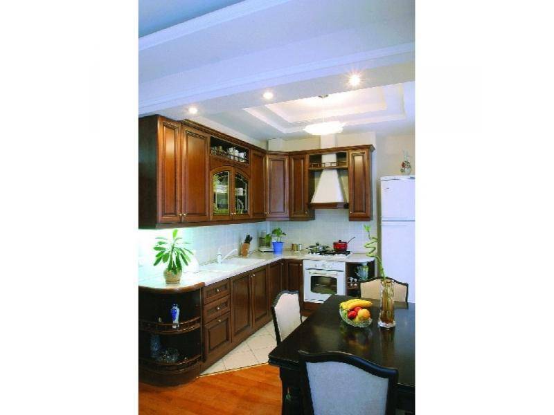 кухонный гарнитур угловой массив в Нижневартовске