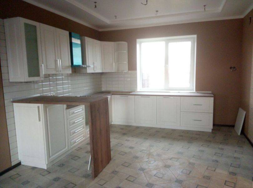 угловая белая кухня в Нижневартовске