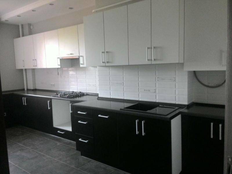 черно-белая кухня в Нижневартовске