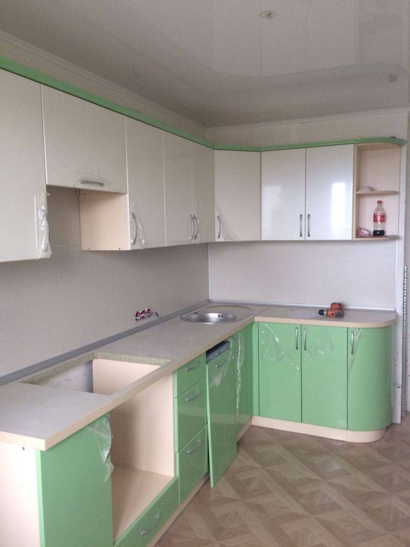 угловая кухня светло-зеленая в Нижневартовске