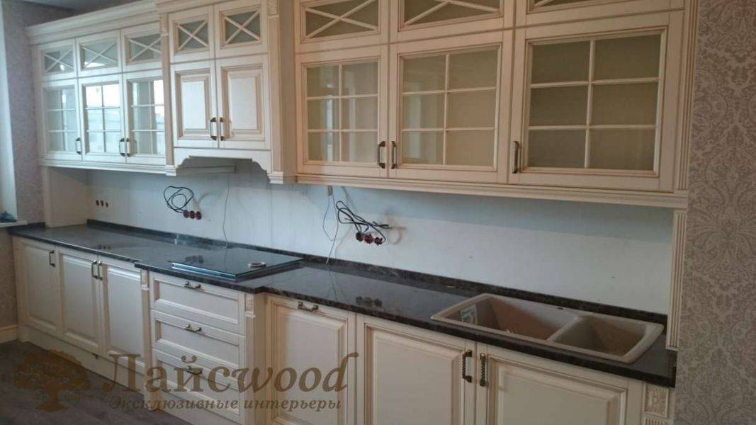 большая светлая кухня из массива в Нижневартовске