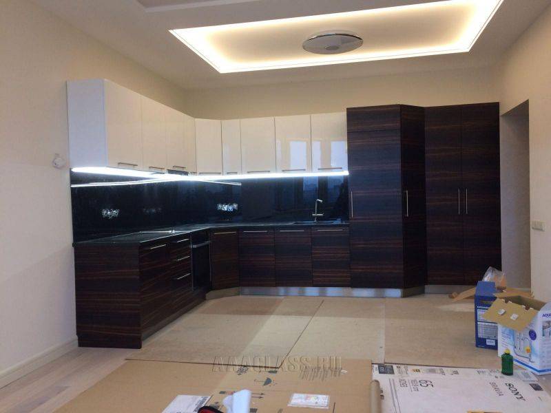 кухонный угловой гарнитур с гранитной столешницей в Нижневартовске