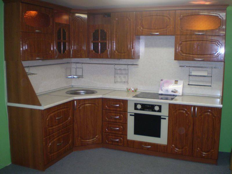 угловая небольшая кухня в Нижневартовске