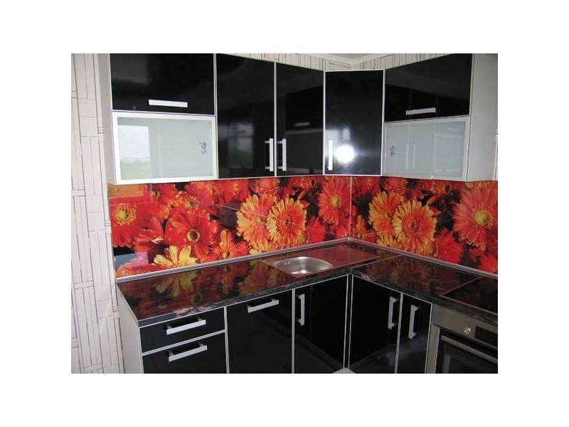 угловая кухня из пластика с фартуком герберы в Нижневартовске