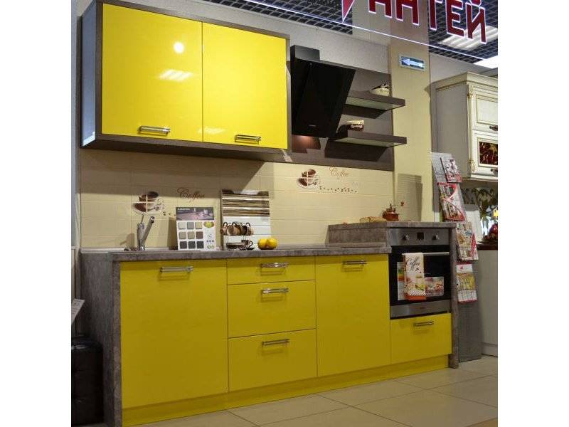 современная яркая кухня в Нижневартовске