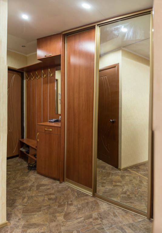 прихожая со шкафом-купе в Нижневартовске