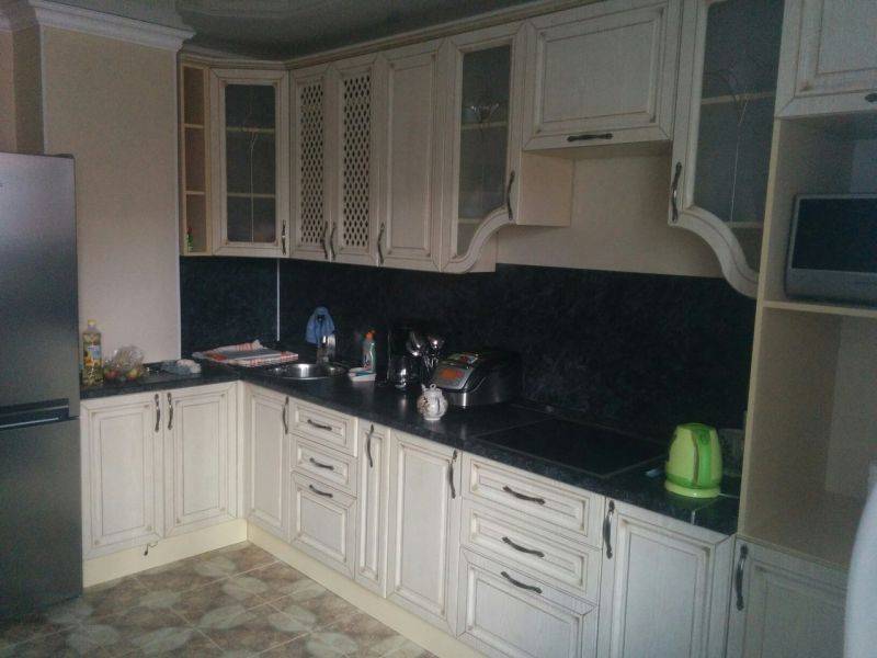 угловая кухня в классическом стиле в Нижневартовске