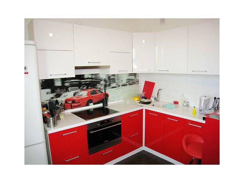 угловая бело-красная кухня в Нижневартовске