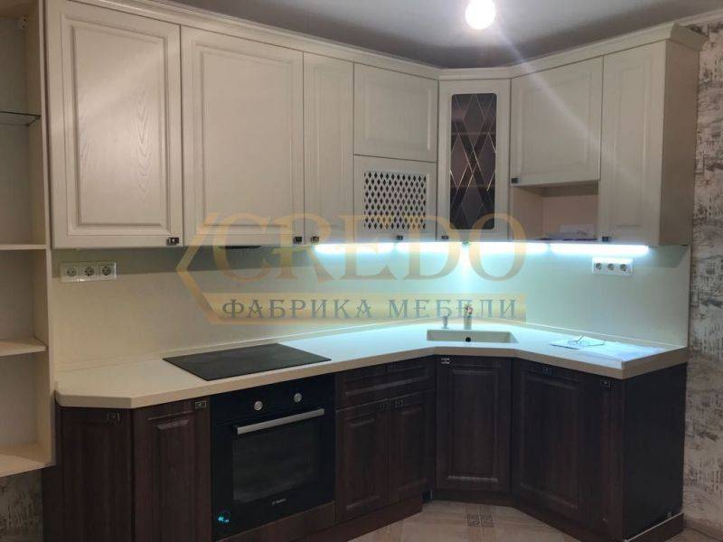 угловая кухня в классическом стиле в Нижневартовске