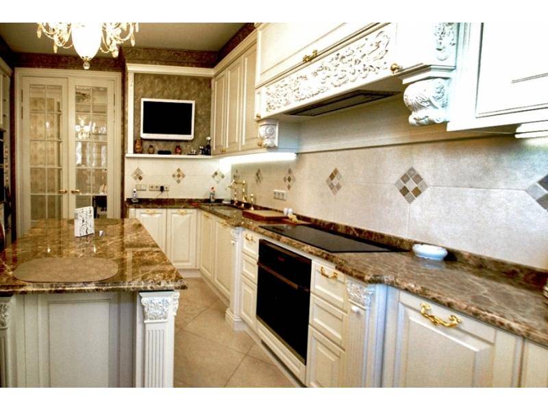 красивая кухня из массива в Нижневартовске