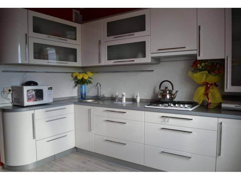 кухня угловая белый фасад в Нижневартовске