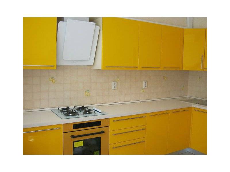 угловая желтая кухня в Нижневартовске