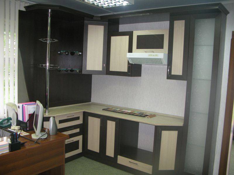 маленькая угловая кухня в Нижневартовске