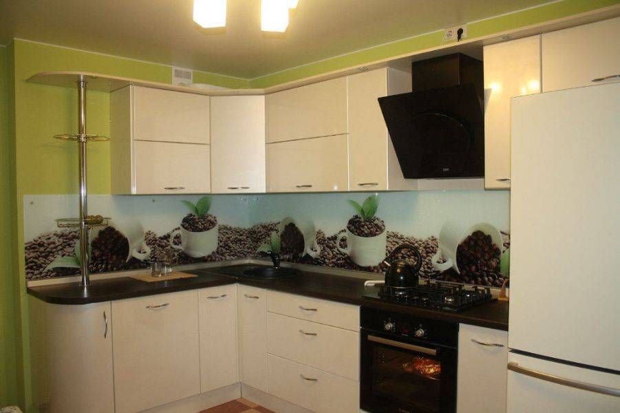 светлая угловая кухня в Нижневартовске