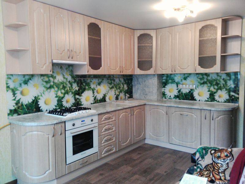 угловая простая кухня в Нижневартовске