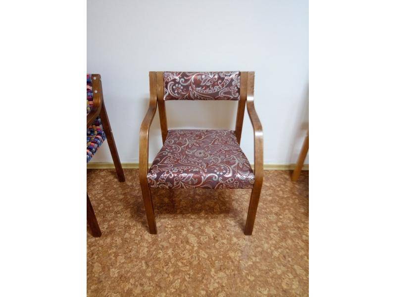 стул с деревянными подлокотниками в Нижневартовске