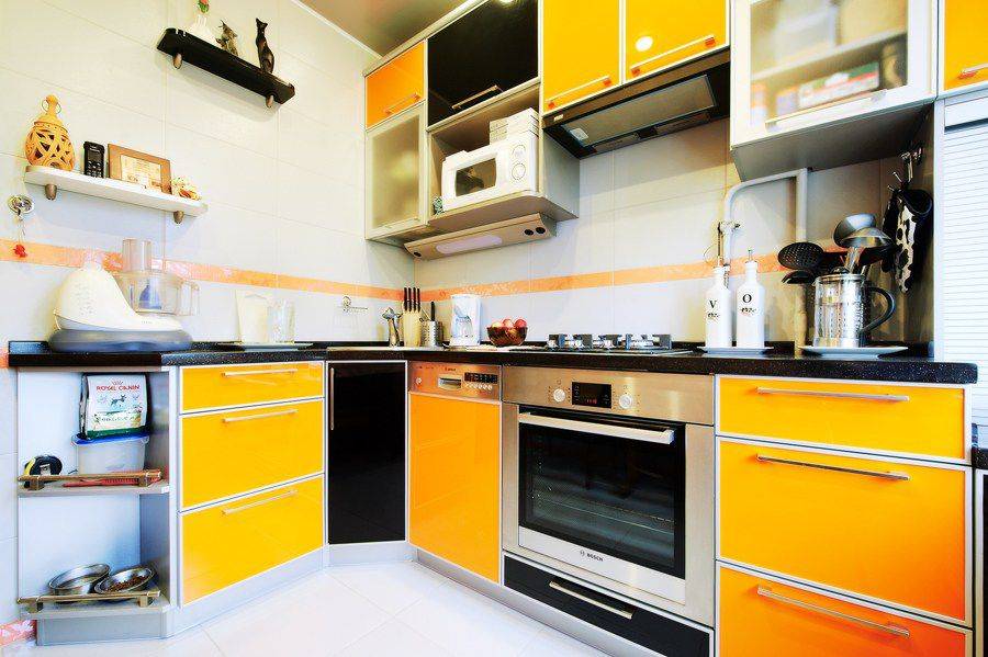 яркая угловая кухня в Нижневартовске