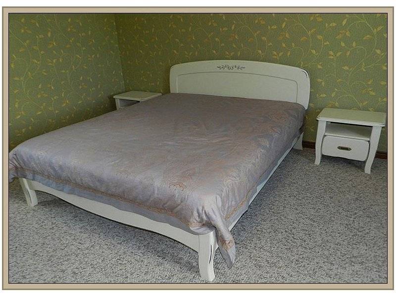 белая кровать из дерева в Нижневартовске