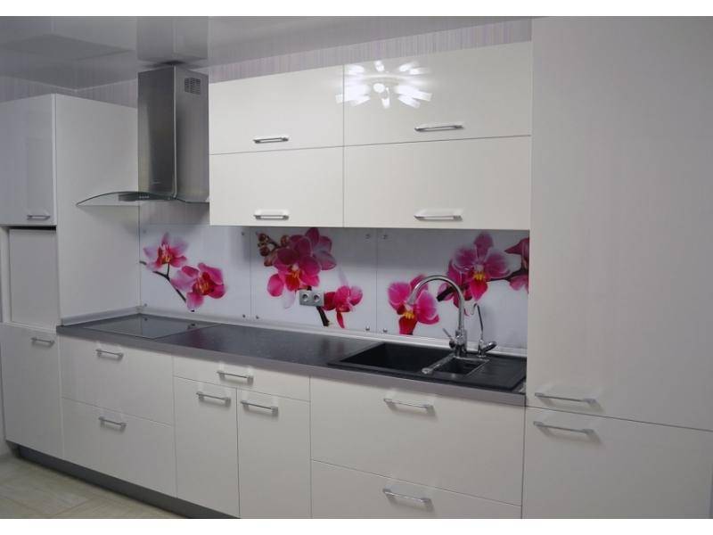 прямая белая кухня в Нижневартовске