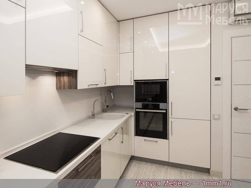 глянцевая ванильная кухня с пластиковыми фасадами в Нижневартовске