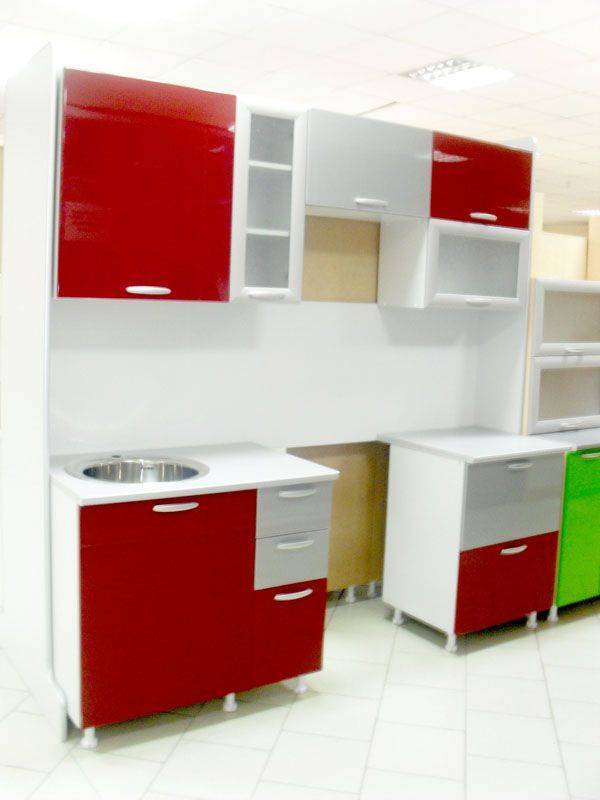 красно-белая кухня в Нижневартовске