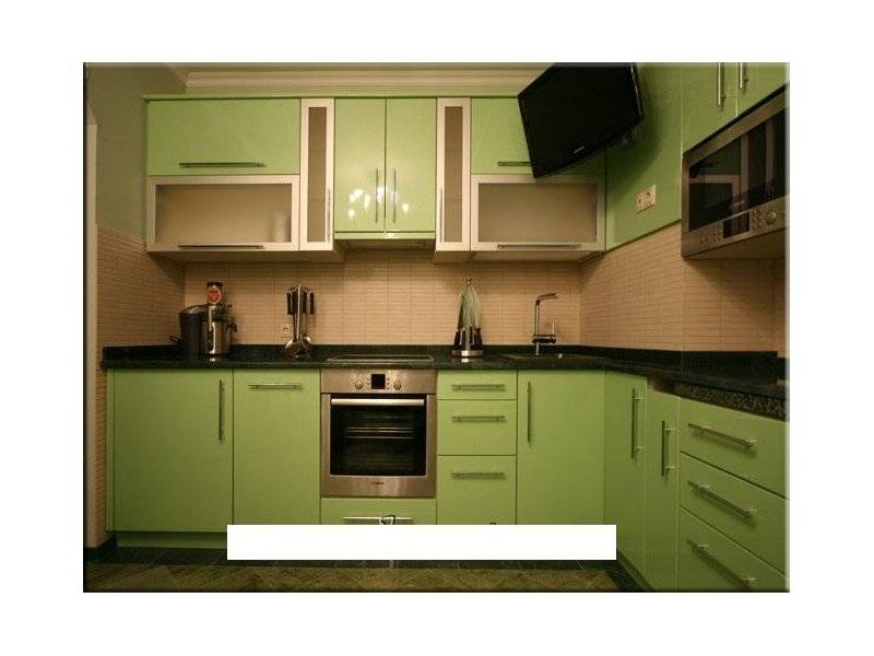угловая зеленая кухня в Нижневартовске
