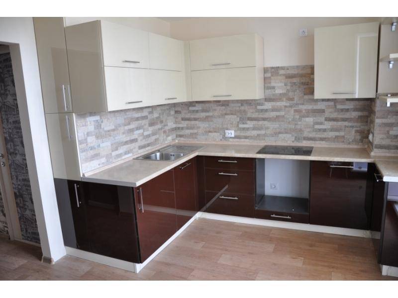 угловая кухня со стеклянным фасадом в Нижневартовске