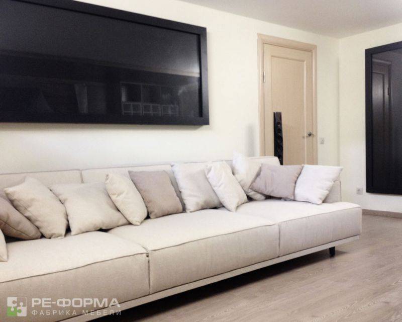 прямой диван с подушками в Нижневартовске