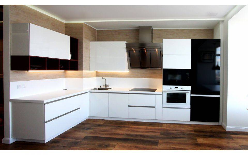 вместительная угловая кухня в Нижневартовске