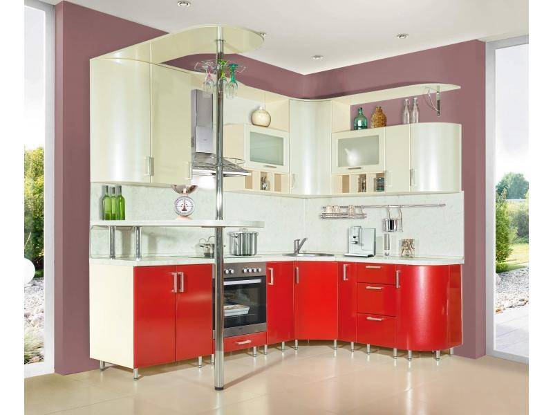 угловая красная кухня со светлым верхом в Нижневартовске