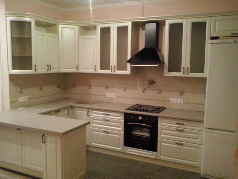 п-образная кухня в светлых тонах в Нижневартовске