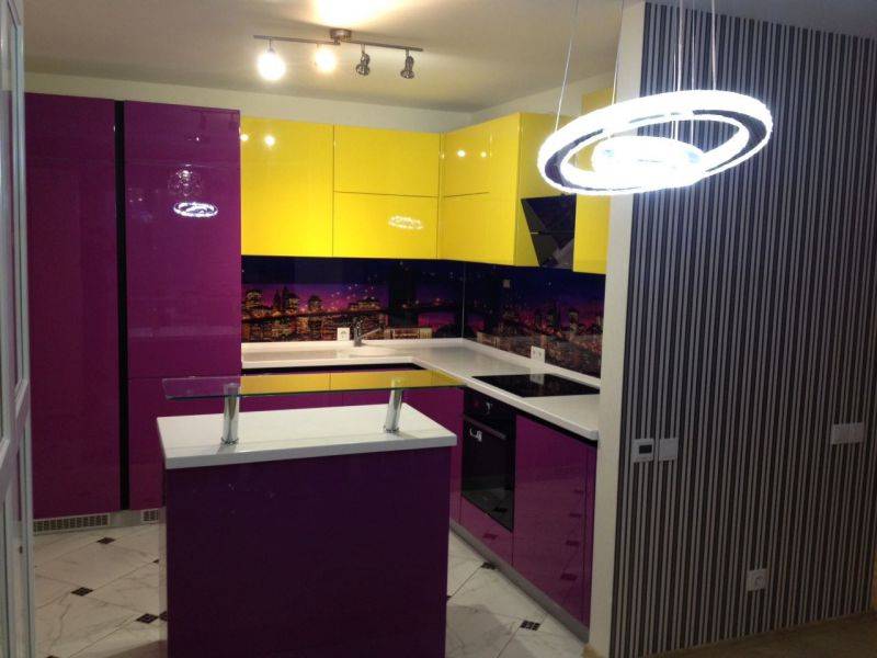 яркая угловая кухня в Нижневартовске