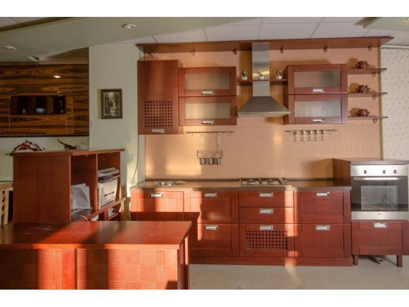 кухня из массива дуба с филенкой шпон в Нижневартовске