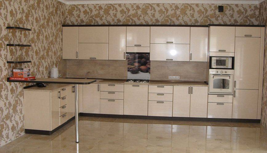 большая бежевая кухня в Нижневартовске