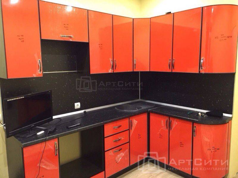 угловая оранжевая кухня в Нижневартовске