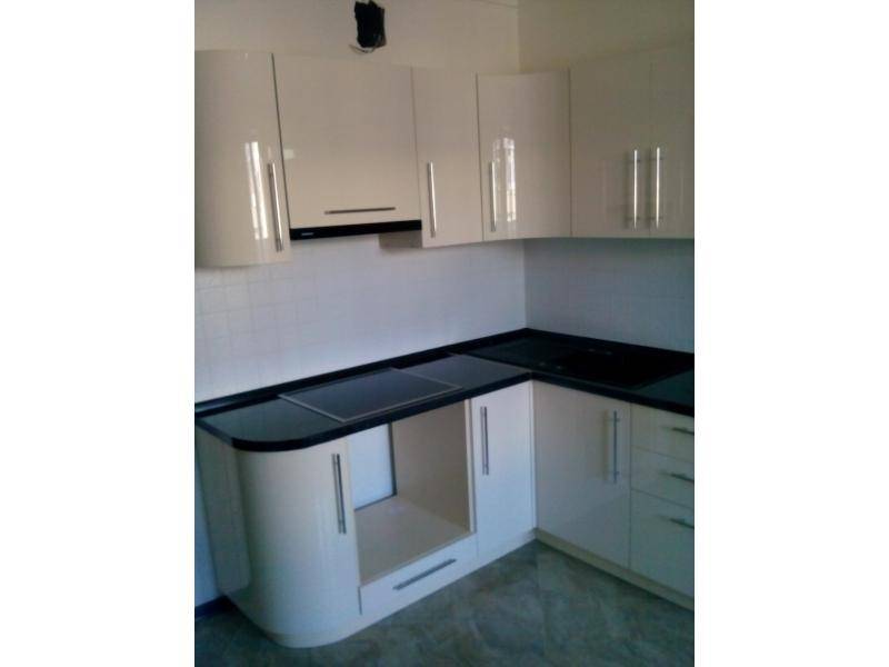 светлая угловая кухня в Нижневартовске