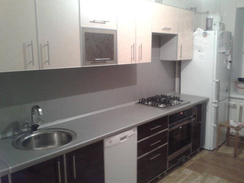 кухня фасад пластик светлый верх темный низ в Нижневартовске