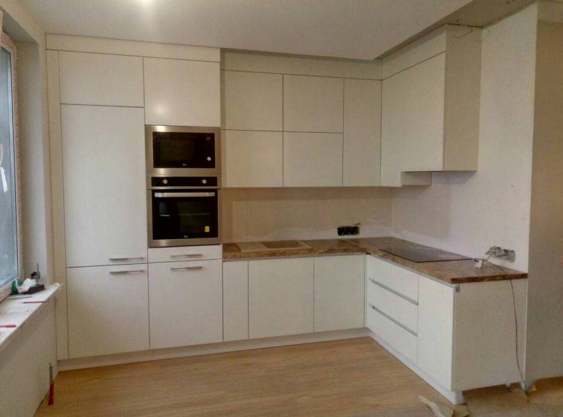 угловая кухня с колоннами под встраиваемую технику в Нижневартовске