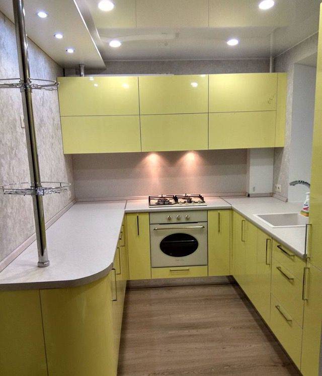 желтая п-образная кухня в Нижневартовске