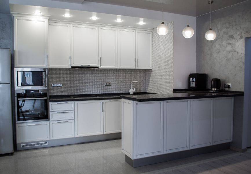 белая кухня с островом в Нижневартовске