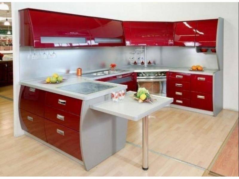 яркая угловая кухня с баром в Нижневартовске