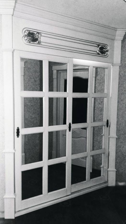 шкаф-купе из массива дуба с зеркалом и фрезеровкой в Нижневартовске