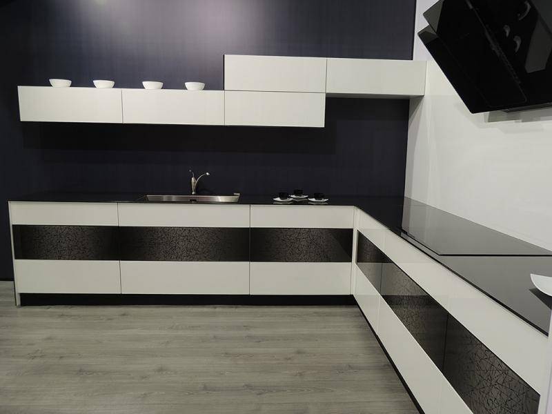 кухня di vetro с фасадами из стекла в Нижневартовске