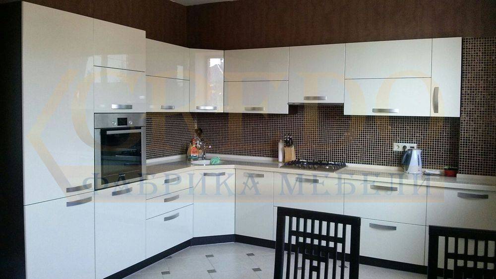 угловая глянцевая кухня в Нижневартовске