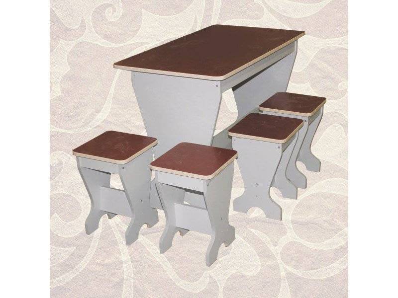 обеденная группа стол и 4 табурета в Нижневартовске