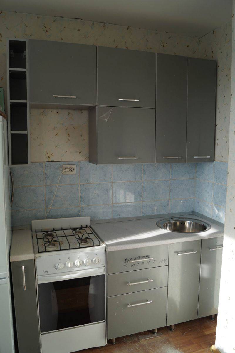 маленькая серая кухня в Нижневартовске